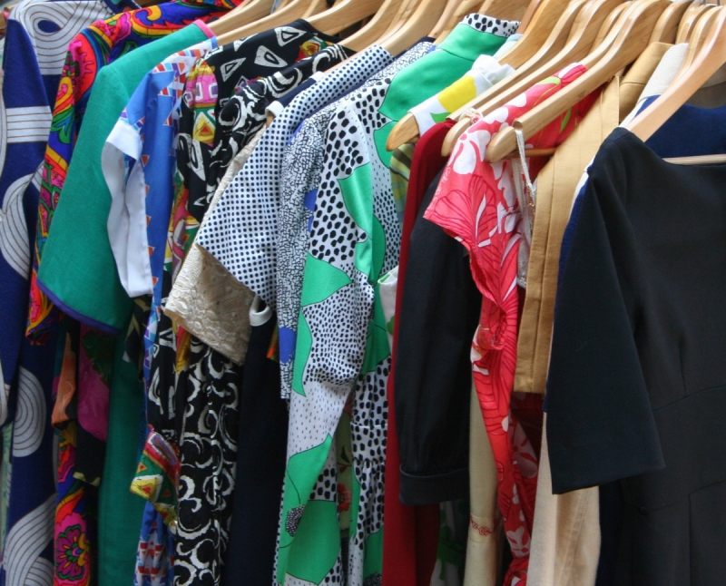 vitrine-ST MARTIN VESUBIE-min_dresses_apparel_clothing_clothes_clothes_hangers_wooden_hangers_retail_shop_closet-1149845